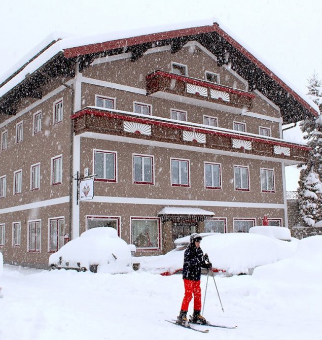 Mit den Ski vor dem Hotel