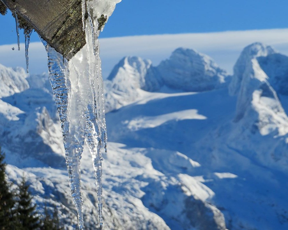 Traumhafte Winterlandschaft mit Blick auf den Gosau Gletscher